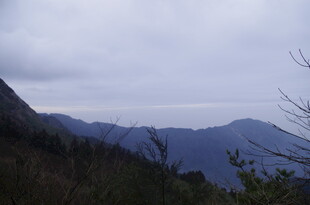 山间云雾缭绕的壮丽景致