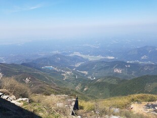 山顶俯瞰壮丽山川景色