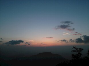 黄昏时分的天空与远山