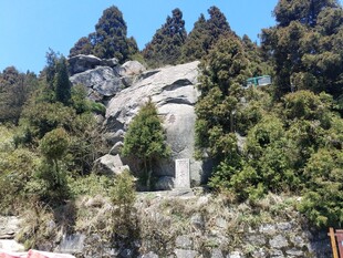 山间巨石与葱郁植被景观