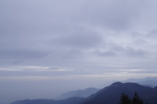 云雾缭绕的山峦景色