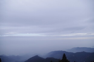 云雾缭绕的山峦美景