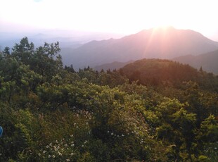 山间日出美景