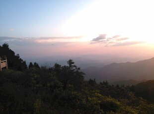 山间日出美景