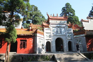 衡山中式古建筑寺庙大门景观