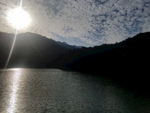 阳光照耀下的宁静湖水