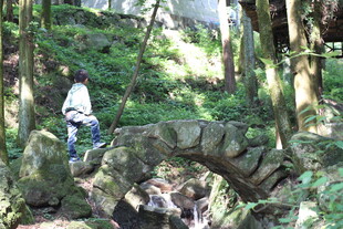 衡山山林中游客穿行古老石拱
