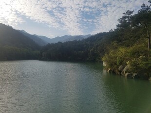 山间幽湖美景