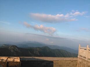 衡山山顶远眺壮丽山峦景色