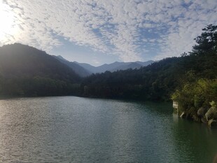 衡山宁静山水湖景风光图