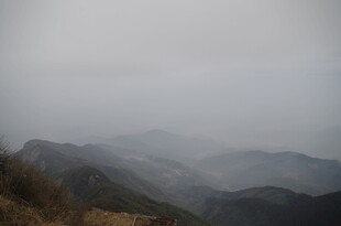 衡山雾霭中的连绵山峦