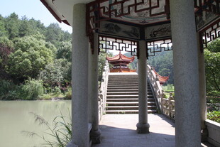 衡山中式湖畔凉亭美景