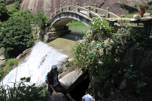 衡山山间石桥下的潺潺流水