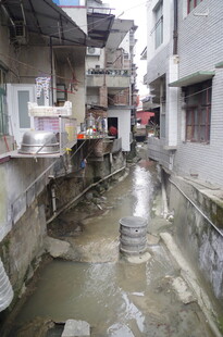 衡山狭窄泥泞小巷景象