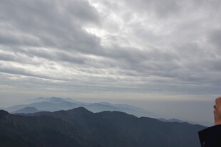 衡山云雾缭绕的山峦远景