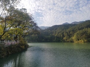 衡山湖畔山林美景