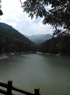 衡山山水相依的静谧湖泊