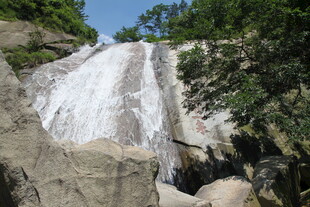 衡山山间壮丽瀑布景观