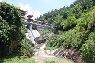 衡山山间瀑布旁的中式建筑景观