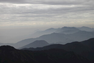 衡山云雾缭绕的连绵山脉
