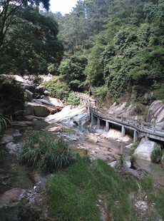 衡山山间溪流上的古朴小桥