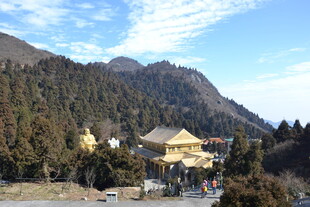 衡山山间金顶建筑风景