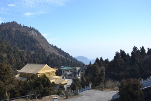 衡山山间金顶建筑风景