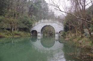 衡山雾中石桥映绿水