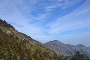 衡山壮丽山景 蓝天白云相衬
