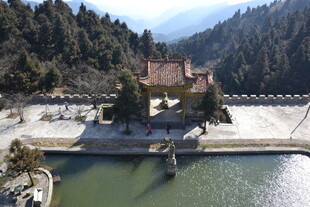 衡山山间湖畔古建筑风景