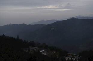 衡山山间云雾缭绕的朦胧景致