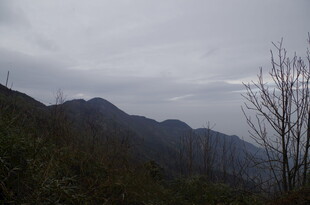 衡山云雾缭绕的山峦景色