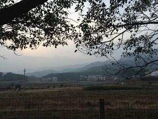 衡山黄昏下的田野与朦胧远山