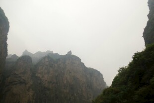 云雾缭绕的壮丽山峰