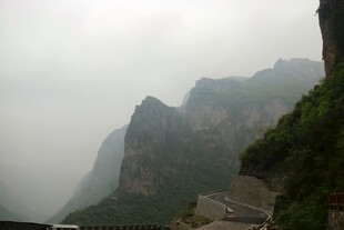云雾缭绕的险峻山间公路