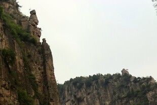 陡峭山崖景观