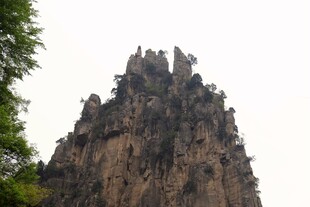 奇特嶙峋的山峰景观