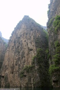巍峨险峻的壮丽山景