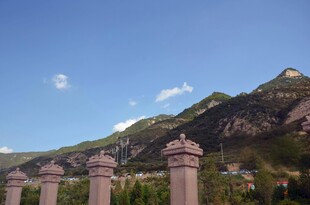 山间石柱与秀丽山峦