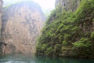 壮丽峡谷中的碧绿河水