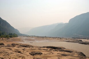 壮丽山河间的蜿蜒河流