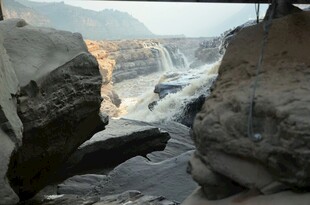 山间巨石景观