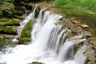 山间小瀑布流水潺潺