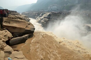 黄河壶口瀑布壮观景象