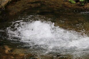 山间溪流激起白色水花