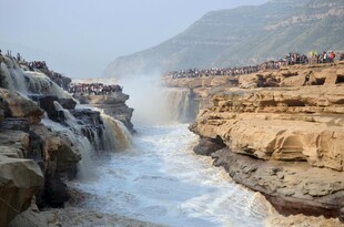 壮观黄河壶口瀑布景象