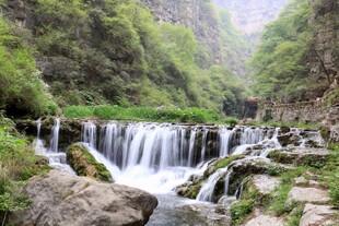 山间秀丽瀑布溪流美景