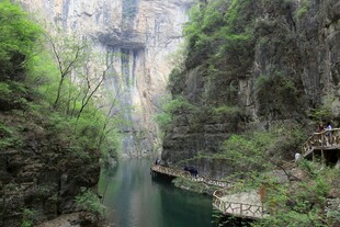 峡谷间的绿水与悬空桥梁