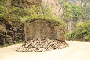 山间路旁的石堆景观