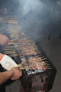 户外烧烤现场操作画面